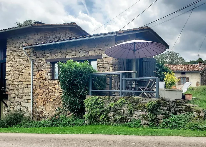 Dans Un Hameau De Charme *