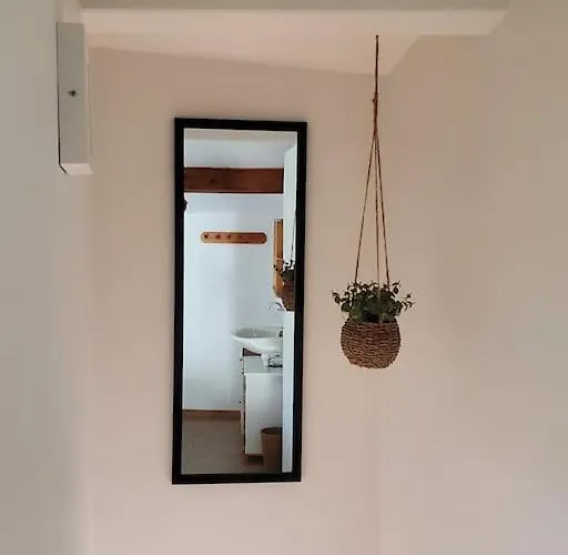 Dans Un Hameau De Charme *